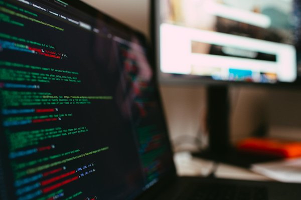 Die besten nachhaltigen Stoffe für trendige Sommer-Abendkleider: Umweltfreundliche Auswahl entdecken